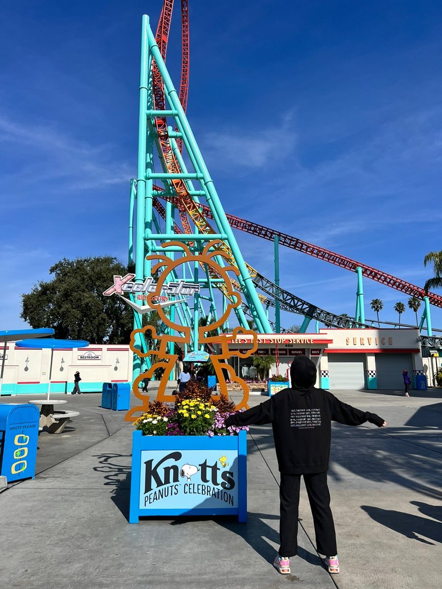 Amanda_ChaeYeon's tweet image. 한국 시간으로 나 오늘 생일이야😍 으힛
오랜만에 채연이 생각하며 아이즈원 막콘 후디짚업 입고 촵촵!
ㅋㅋㅋ친구가 놀이공원 앞에 살아서 마실 댕겨왔오
마침 스누피 축제중이라 MD샷🤣🤣
외국이지만 누군가 알아봤길 바라몈ㅋㅋㅋㅋ
이렇게 연이와 한살 차이가 또 나게되었다고한다😢
#여니왔어요