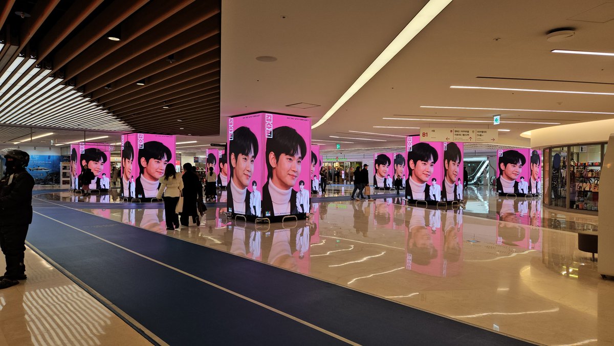 StarFocus_Abby's tweet photo. ✨StarFocus Top Artist 2025 

🥇 Kim Soo-hyun

📍South Korea, Seoul, COEX Mall Column Screen

⏰ Feb.15 - Feb.17

🎂Happy birthday to Kim Soo-hyun
Thank you @SoohyunMangoTH @SOOHYUNVOTING for the help
💖Fans can go to check in and take pictures

#KimSooHyun #김수현
#STARFOCUS https://t.co/FH1KwBoOPY