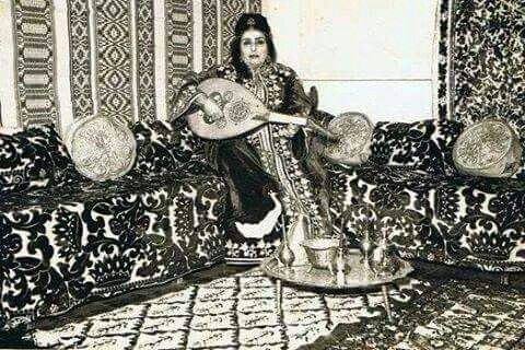 MounaNaceri's tweet photo. Zahra El-Fassia, a great Moroccan Jewish female singer/poet from #Sefrou, performs in her Moroccan living-room, wears the iconic Moroccan caftan w/ Fez gold embroidery "Ntaa Fassi" or "Mejboud".✨🇲🇦
#MoroccanCaftan #NtaaFassi #MoroccanSinger #outfit https://t.co/ZqBoekFLCb