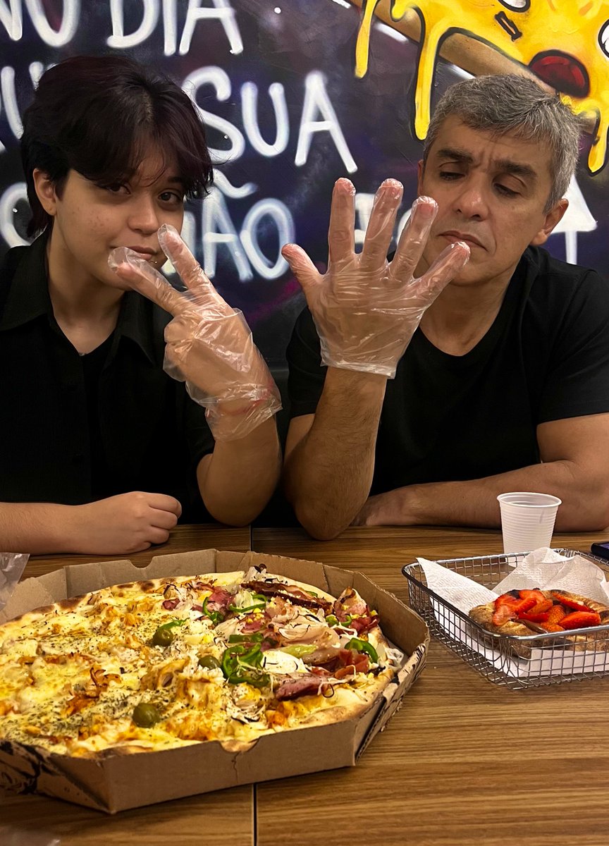 lisstrindade's tweet photo. Hoje depois de um tempo comi numa pizzaria diferente e beeem gostosa (pelo valor).
Foi 77,00 com refri e uma esfirra doce. 
Massa fina, bem assadinha e com recheio na medida certa. 🍕
Fica ali na esquina da Rio Javari com a Rua Pará (perto do McDonalds) e tem pra delivery tb. https://t.co/DCnZgnER72