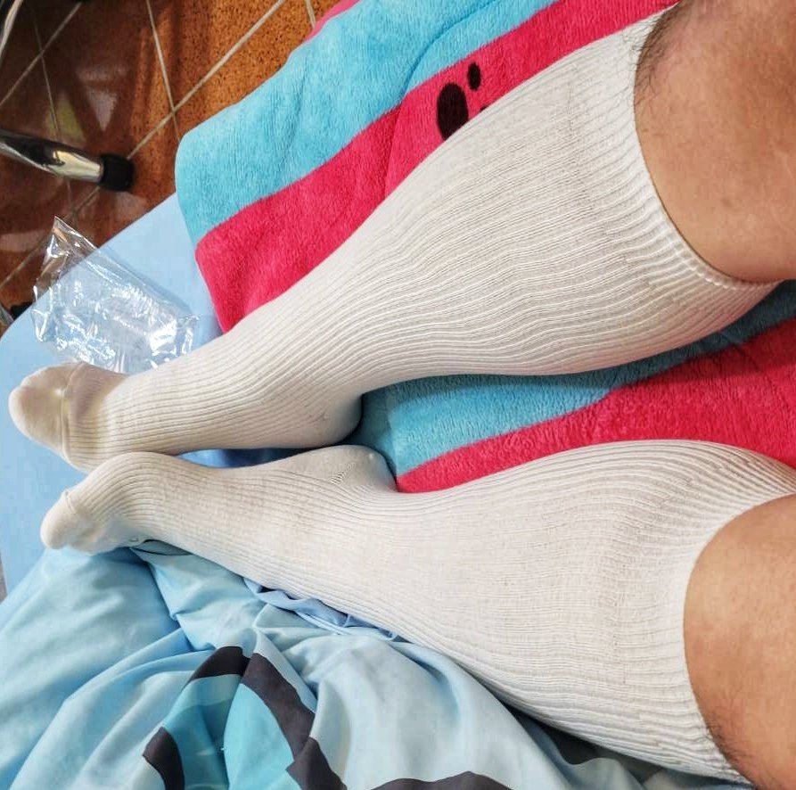 這次新對象好快來報到，對象是小我10歲的一位弟弟😏目前學長的白襪奴弟弟正在養成中，這段關係我不會放入感情😏只有上對下的關係，一種約束的特別關係，以後學長只會讓他穿傳統白三角+白條紋長襪，然後小弟弟乖乖被學長鎖著👿，只能透過學長才能得到解放👿，學長的氣味他必須好好聞，精華也必須吃下