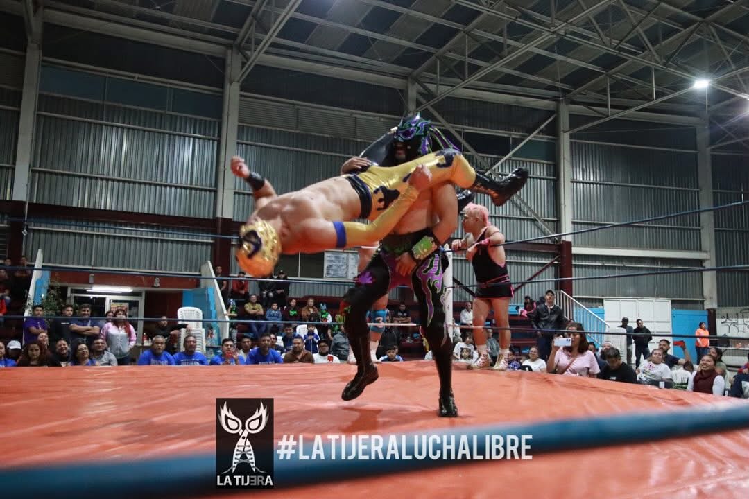 LaTijeraLucha's tweet photo. La lucha súper estelar de #MaxProad en el #GimnasioMunicipalLuisDonaldoColosio es un mar de emociones entre #LaPandemia que debuta en esta plaza en contra de los #ExotiAlvarados, donde las gradas apoyaban a #Maximo, #BrazoDeOroJr y #Bugambilia, pero conforme pasó el tiempo... https://t.co/1ghcGHIHAk