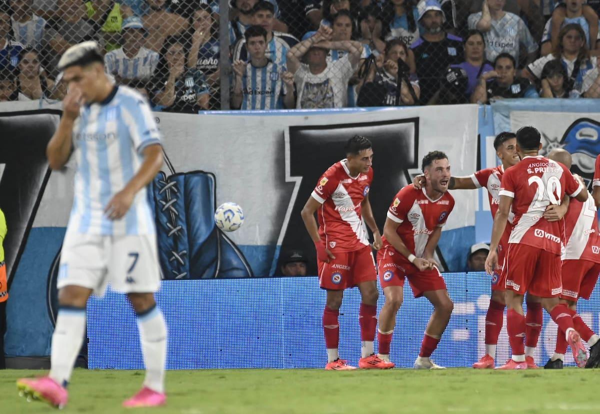 Racing tiene vergüenza y orgullo, pero Argentinos juega bien, juega lindo y... le dio una lección futbolera lanacion.com.ar/deportes/futbo…