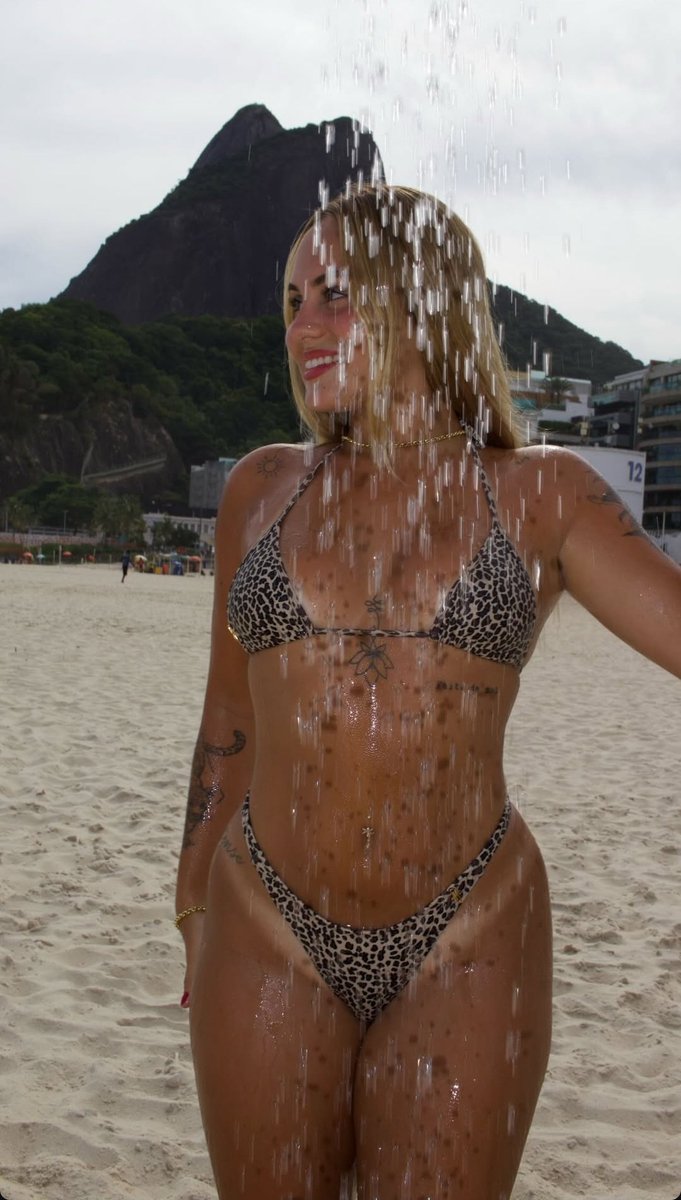além de ser linda a lara juca tbm faz biquínis impecáveis, não erra nunca