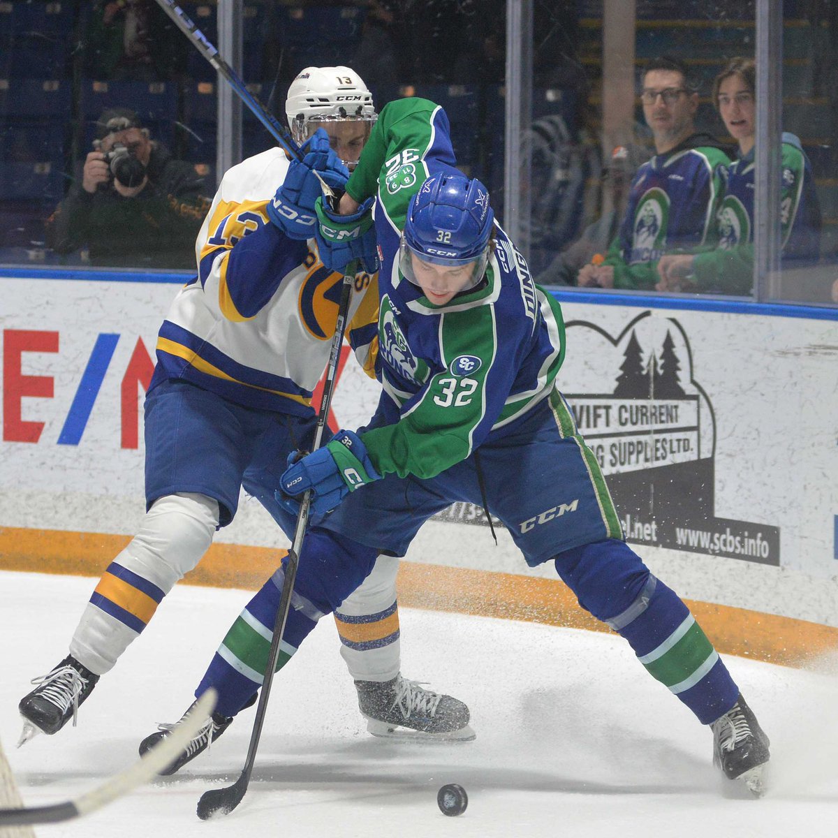 Broncos defeat Blades 6-5 in a shootout 

📷: STEVEN MAH