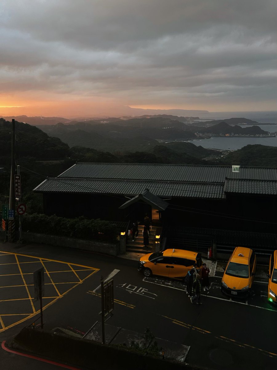 気分が優れないときは、外に出て気分を変えましょう。新鮮な空気と外の景色は、リラックスしてリフレッシュした気分にさせてくれます。静かなひとときを楽しみ、短い休憩をとってください。 😊🌿