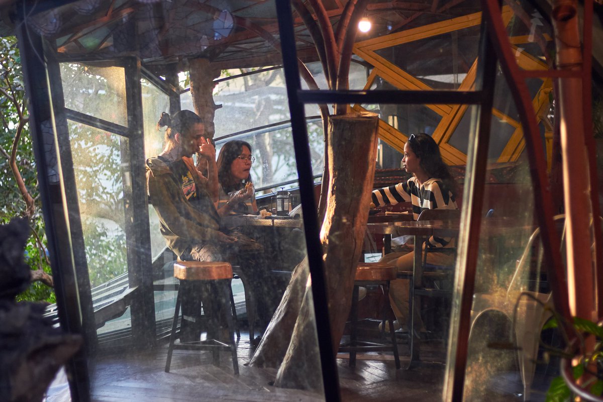 paper_visions's tweet photo. Either on my own, or in the company of others, I am genuinely happy with both. It's nice to be alone as it gives time to address the thoughts in my head. But also, it's such a party when in a group of people you absolutely vibe with.
.
#PaperVisions  #baguio #streetphotography https://t.co/YmWuVbFmfk