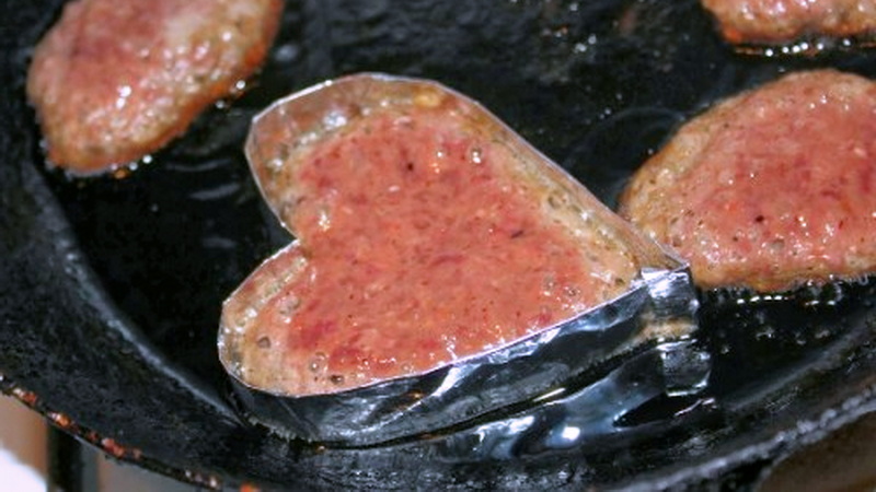 Лайфхак на 14ое. Форма в виде ❤ из фольги в 2слоя, фарш печень, но можно любые котлеты так пожарить. Вы сейчас подумали-мужчинам должно понравиться? Женщине нравится. Я люблю мясо. Мои мужчины ели печенье той же формы, просто смели. Это к слову о стереотипах для него и для нее😘