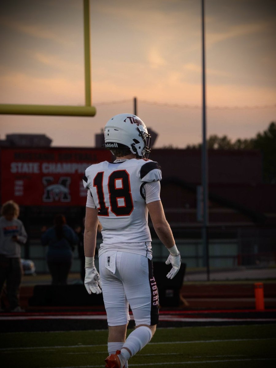 DHilde18's tweet image. Junior year regular season highlights
9-1
5”11/175lbs
30 tackles
11 PBUs on 14 targets
hudl.com/v/2QjGkj
@TheShaqMiller @nhstigerfb