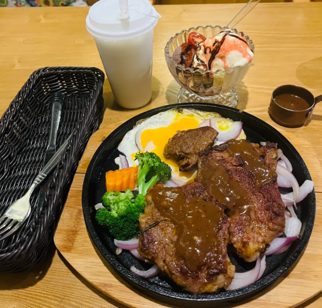 今日は味覚を変えて、美味しい洋風ステーキ🥩を試して、この素晴らしいダイニングタイム✨を楽しみ、中華料理と西洋料理の独特な魅力を感じてください😍！