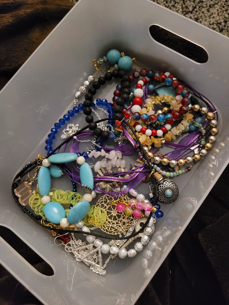 Ashley99169640's tweet photo. I made so much jewelry this evening 😅😅😅
#jewelry #jewelrybeads #jewelrymaking #necklaces #earrings #bracelets #artist #ArtistOnTwitter #myowndesign #myownstyle #myownart https://t.co/RoPsYLDHQW