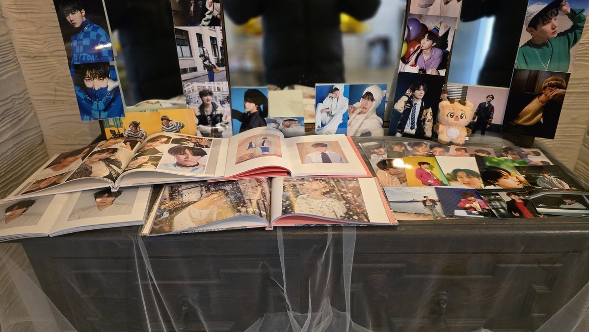 HBD J-hope 합정카페보니
처음와본방탄생일카페방탄을사랑하는아미들이아담하고예쁘게꾸며놓았어요많이와서함께축하해주세요호석아!생일축하해!