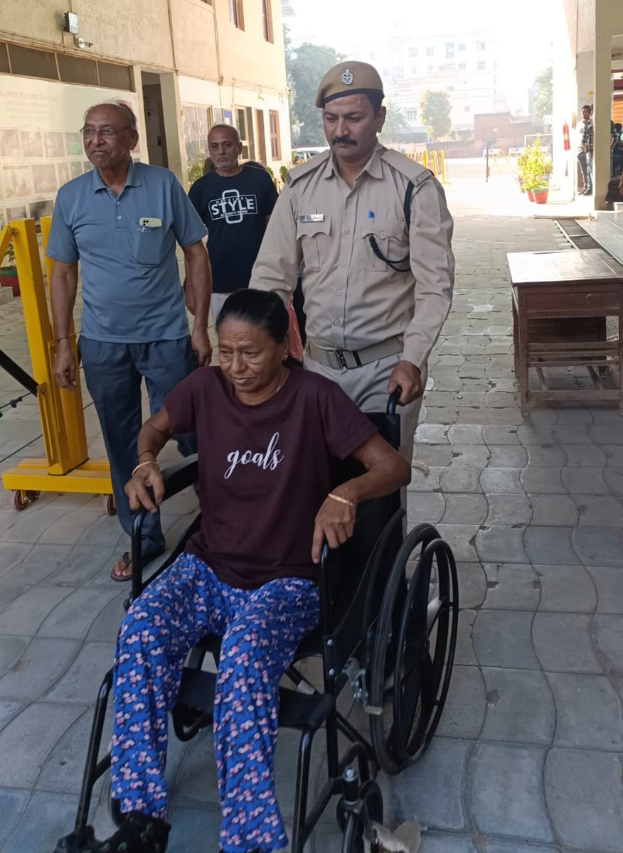 AhmedabadPolice's tweet photo. અમદાવાદ મહાનગરપાલિકા ઘાટલોડીયા વોર્ડ નંબર :૦૭ ની પેટા ચૂંટણીના મતદાન દરમ્યાન મતદાન મથક પર અશક્ત મતદાતાને મતદાન મથક સુધી પહોંચાડી ફરજ પરના પોલીસ કર્મચારી દ્વારા માનવતાવાદી કામગીરી કરવામાં આવેલ છે. અમદાવાદ શહેર પોલીસ 

@sanghaviharsh @dgpgujarat @GujaratPolice @Sector1Amd @InfoGujarat 

#AhmedabadPolice