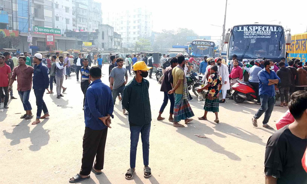 রাজধানীর বিভিন্ন সড়কে সিএনজি চালকদের অবরোধ, তীব্র যাত্রী ভোগান্তি