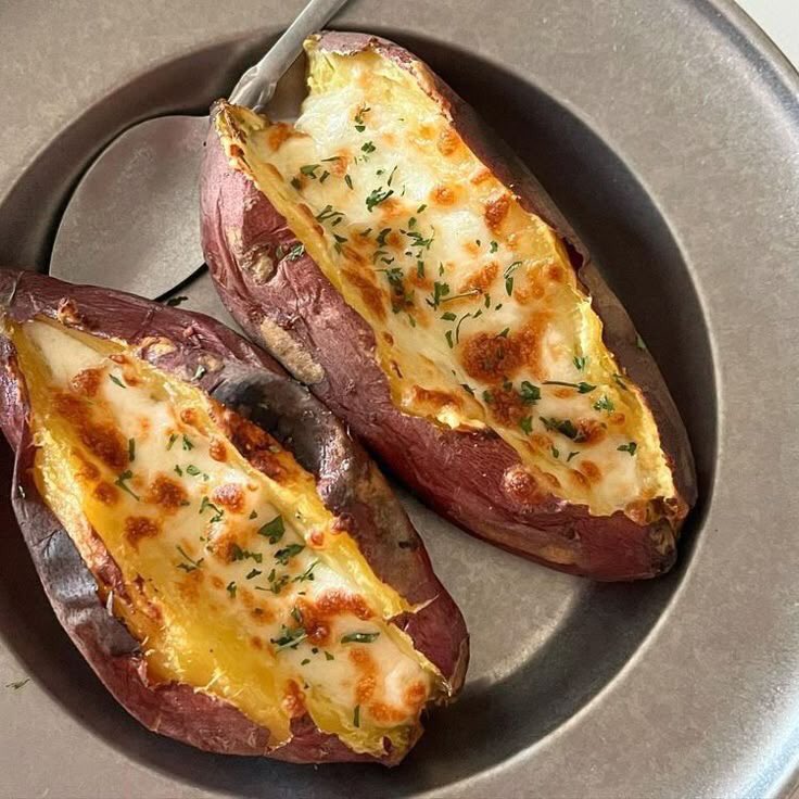 eatsimple_x's tweet photo. Cara Membuat:

1. Cuci ubi hingga bersih, lalu tusuk-tusuk dengan garpu agar matang merata.

2. Panggang dalam oven suhu 200°C selama 40-50 menit atau sampai ubi empuk (bisa dites dengan menusukkan garpu).

3. Setelah matang, belah ubi di bagian tengah tetapi jangan sampai putus.

4. Keruk sedikit bagian dalam ubi dan campurkan dengan mentega, garam, lada, dan bawang putih bubuk. Tambahkan keju mozzarella di atasnya.

5. Masukkan kembali ke oven, panggang suhu 200°C selama 5-10 menit atau sampai keju meleleh dan sedikit kecokelatan.

6. Taburi parsley kering dan sajikan selagi hangat.

7. Anda bisa menambahkan topping lain sesuai selera, seperti smoked beef dan lainnya.

Selamat Mencoba! 😍
Thanks 𝕏 #eatsimple
