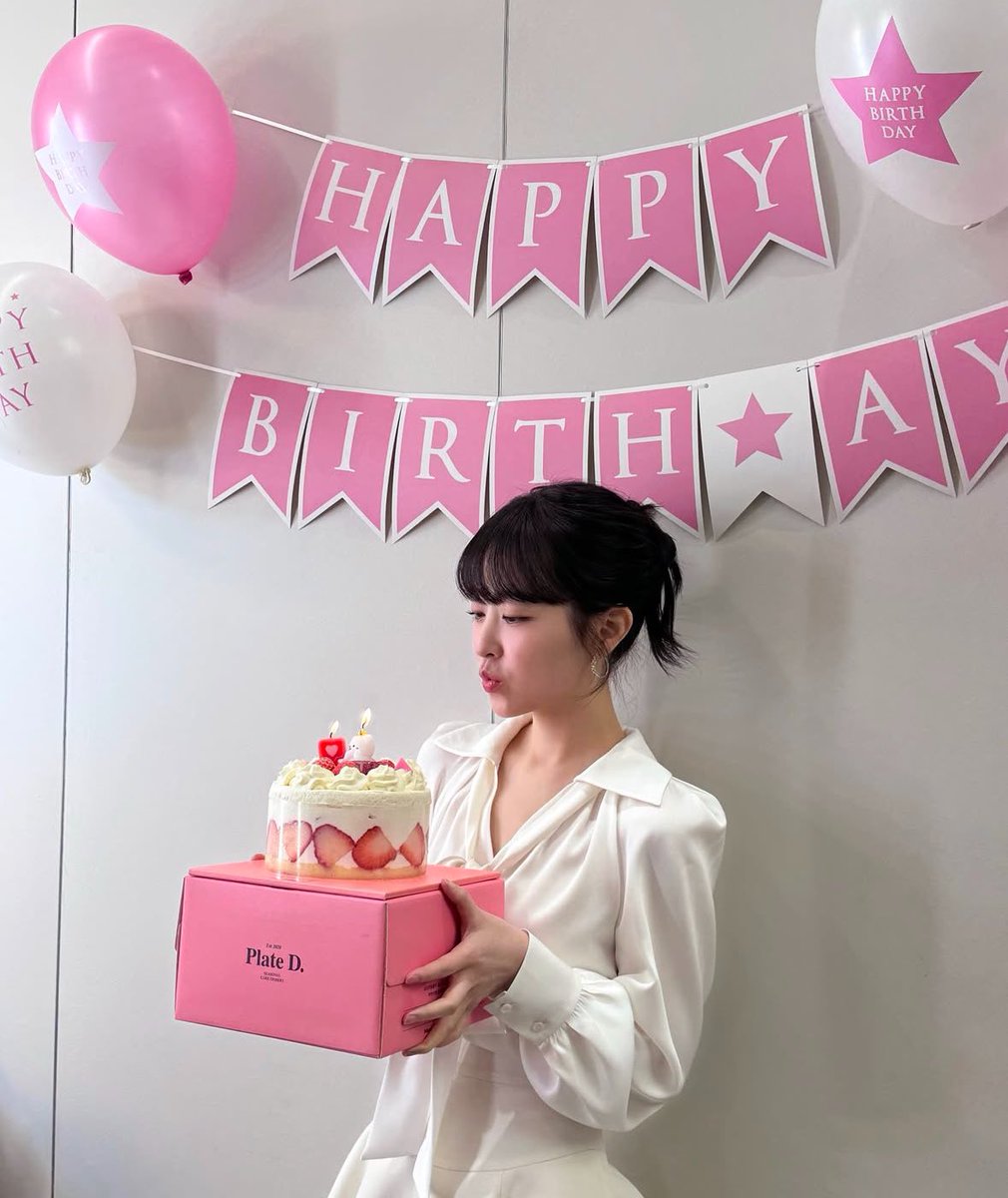 boyocng's tweet photo. Another year wiser, stronger, and just as dazzling! Happy birthday to me, your favorite hardworking fairy. Big hugs for the sweetest birthday surprise! 💖 https://t.co/vzKFv6P5cb