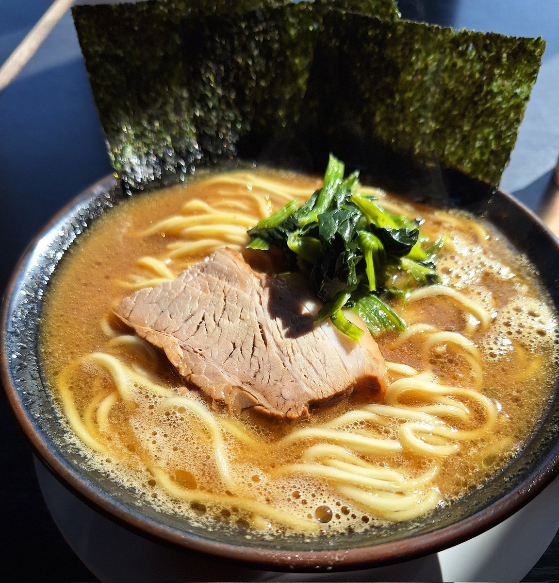 2025 らーめん巡り編 (No.5)

醤油とんこつらーめん

細麺(大盛)
するするお腹に入ります
海苔絡めると美味
スープはあっさりめ
お口は豚骨になりますが
ギトギトあまりしないです
チャーシュー肉厚ほろほろ味濃厚
アクセントにほうれん草
野菜は大切