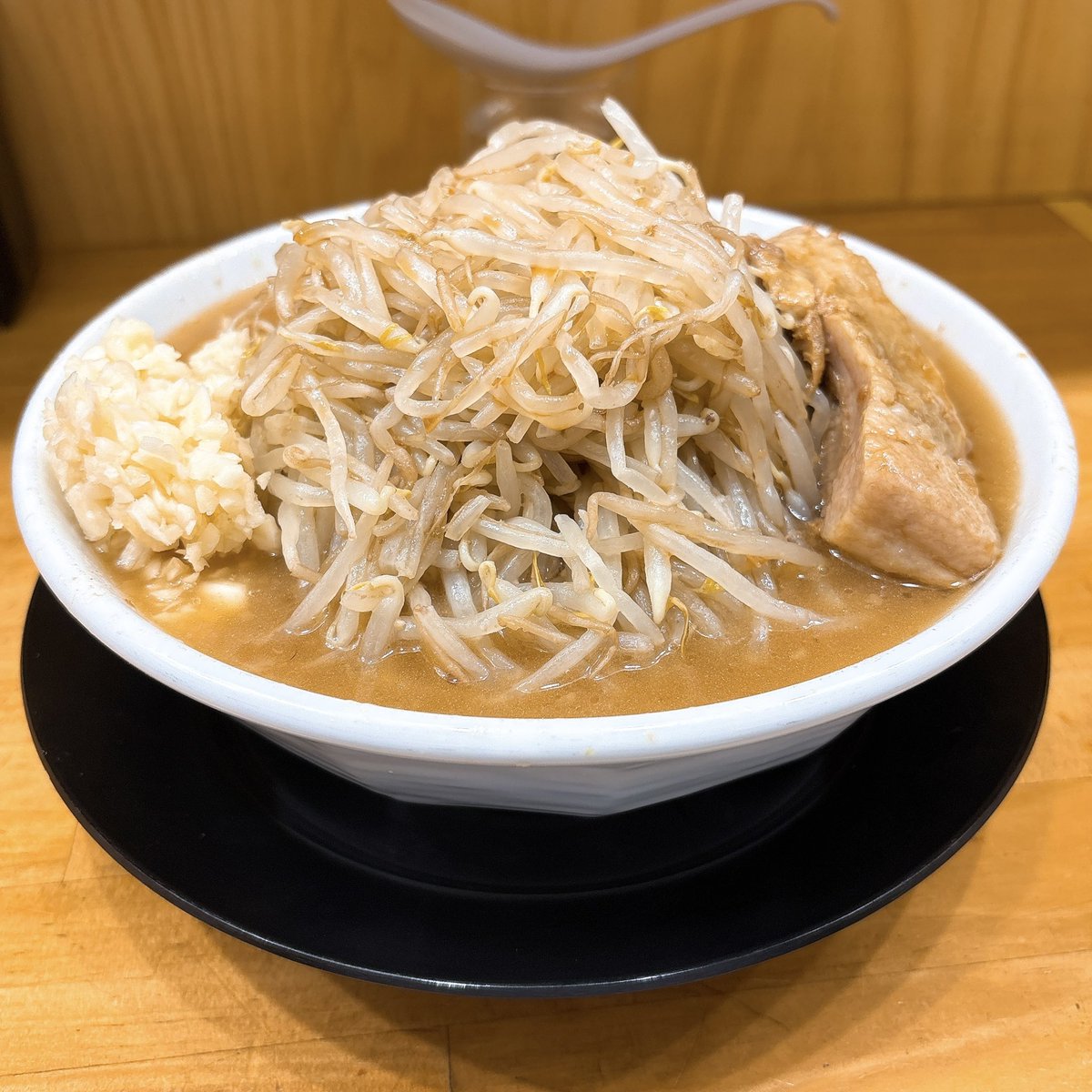 ＜2025/02/12(水)＞
◾️自家製麺 麺屋小金
・小ラーメン
　（ニンニク・野菜マシ・カラメ） 1,100円

トロみがあるド乳化スープは豚の旨味が溶け出して濃厚でめちゃうま！🐷
本日豚が特にトロトロで絶品でした◎
今度は開店直後の非乳化スープも食べに行こう🍜
ご馳走様でしたー！！