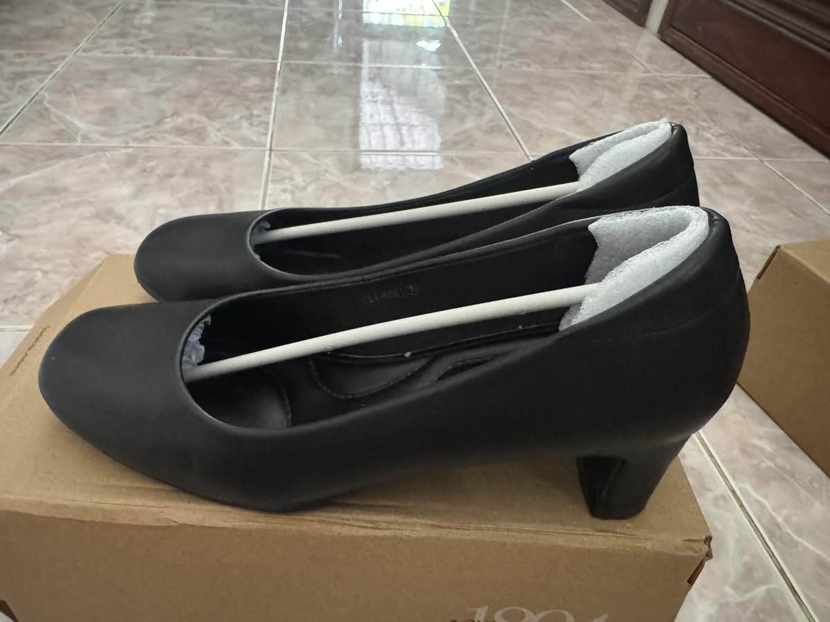 Samoychita's tweet photo. ❗️ส่งต่อ รองเท้า คัทชู bata มือ 2 🎓
- ใส่ไป 2 ครั้ง ใส่สบายมาก

หนังนิ่ม 400฿ ส่งฟรี 

(ราคาป้าย 699฿)
ไซส์ 40 สูง 2 นิ้ว ( สภาพดี )
#รับปริญญา #ส่งต่อรองเท้า #ส่งต่อรองเท้ามือสอง #รองเท้ามือสอง #รองเท้ารับปริญญา #เสื้อผ้ามือสอง #ส่งต่อเสื้อมือสอง #ส่งต่อคสอมือสอง #ส่งต่อcintage https://t.co/oTnV7Uv6CG