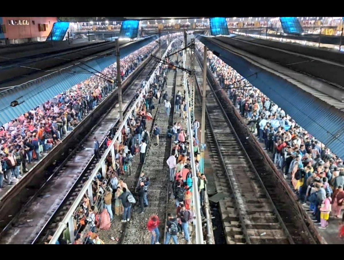 P451Pankaj's tweet photo. #stampede_at_NDLS
I have few questions:
1. Why wasn't there security arrangements to control such a huge crowd?
2. If no security arrangements, why  1600general tickets per hour were given.Why people weren't stopped outside?
3. Isn't it necessary to punish the accountable people? https://t.co/1l19zon5ZY