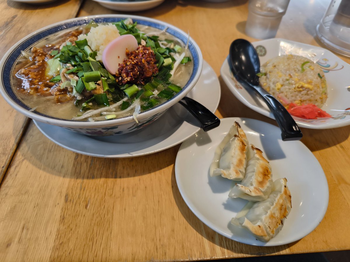 折角なので、ツーリングがてらに小田原タンメン総本店へ。

小田原レッドギンギンタンメンと
餃子＆半チャーハンを注文✨

もう腹がパンパン♪♪