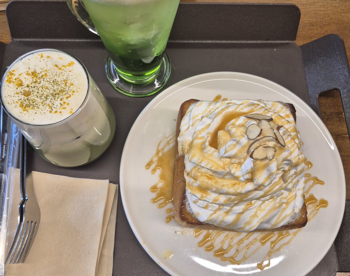 별나무 카페 다녀왔습니다~!!

컵홀더 그림 내미니까 욘빠이 왈
"비소님 팬인가봐요?" 하셔서 네!!!!! 라고 대답함