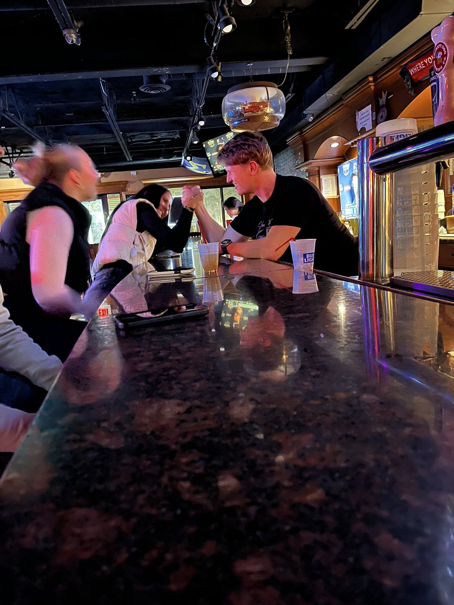 Philsburgh2's tweet photo. Arm wrestling at #UAKRON bars?? Yeah, fuck this. #SHRINKTHEGAME πΉπΉ https://t.co/WHJJ1AhUEP