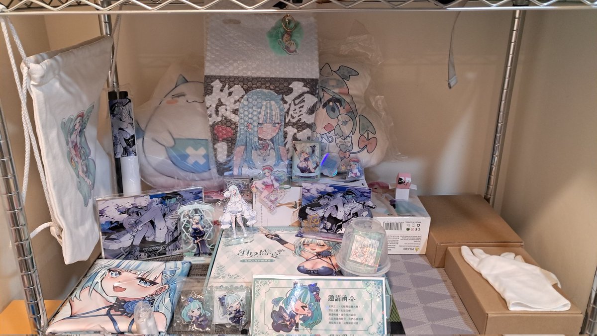 昨天剛好整理就把瓦瓦的周邊全都擺上來了>w<
（右邊留著等貳貳的周邊到w