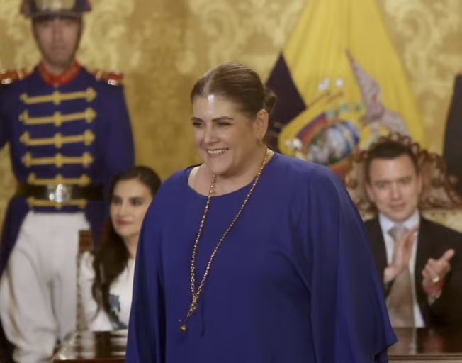 AlmaMiaEcu's tweet photo. El Plan Fénix fue para tunear a Mónica Palencia.

Adios, no vuelvas más! https://t.co/ZRPxN9vDx0