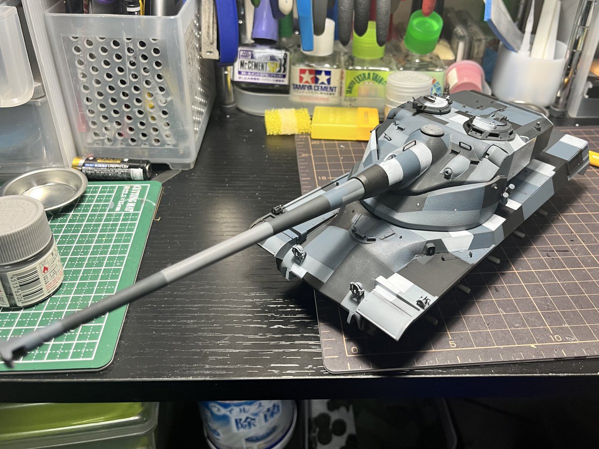 chabudaikoushou's tweet image. まぁ一発で色が決まって一安心です！
後は車台のしたを塗って車体の基本塗装は終わりです！
#AMX50B
#アミュージングホビー
#AmusingHobby