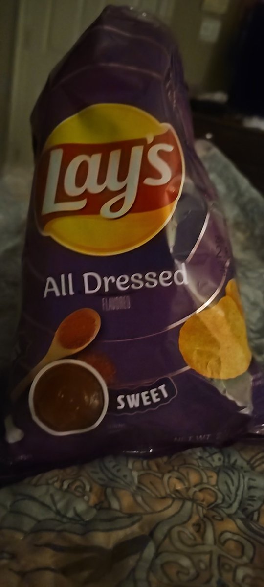 taylorclarkco's tweet photo. All Dressed Lays are bullshit. Be Ruffles. #canada #maybe? https://t.co/f4h6AJuEm8