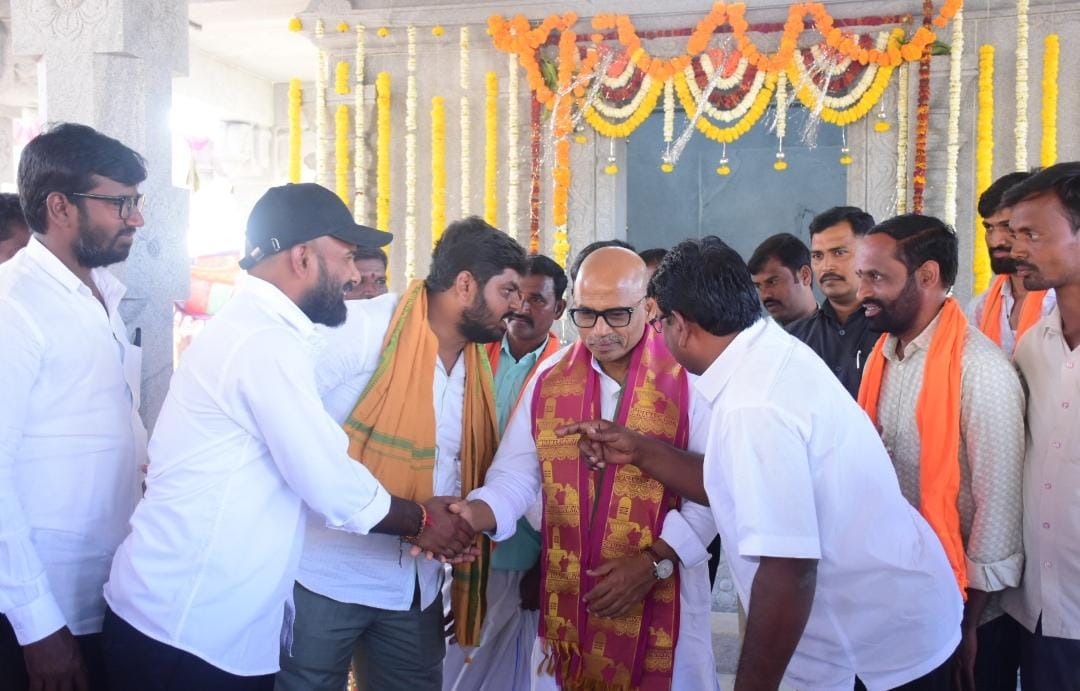 S_PrakashPatil's tweet photo. ತೆಲಂಗಾಣದ ಕೊಡಂಗಲ್ ತಾಲೂಕಿನ ಪೆಡ್ಡಪಸಾಲೊದಿ ಗ್ರಾಮದಲ್ಲಿ ಮಹಾಗಣಪತಿ ನಂದೀಶ್ವರ ಧ್ವಜಸ್ತಂಭ ಮತ್ತು ವಿಗ್ರಹ ಸ್ಥಾಪನೆ ಪೂಜಾ ಕಾರ್ಯಕ್ರಮದಲ್ಲಿ ಭಾಗವಹಿಸಿದೆ.

ಪೆಡ್ಡಪಸಾಲೊದಿ ಗ್ರಾಮದ ಅಭಿಮಾನಿಗಳು ಅತ್ಯಂತ ಸಂತಸದಿಂದ ಸ್ವಾಗತಿಸಿ, ಸನ್ಮಾನಿಸಿದರು. https://t.co/NpNElL5VGe