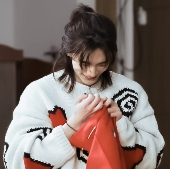 Notes | Mini au Hyunho

Mnho odiaba San Valentin ya que nunca lo pasaba con alguien. Hyjn cada año regalaba notitas por el día del amor y la amistad.

Oh en donde una de las notitas de Hyjn cae en las manos de Mnho, el grinch de San Valentin.