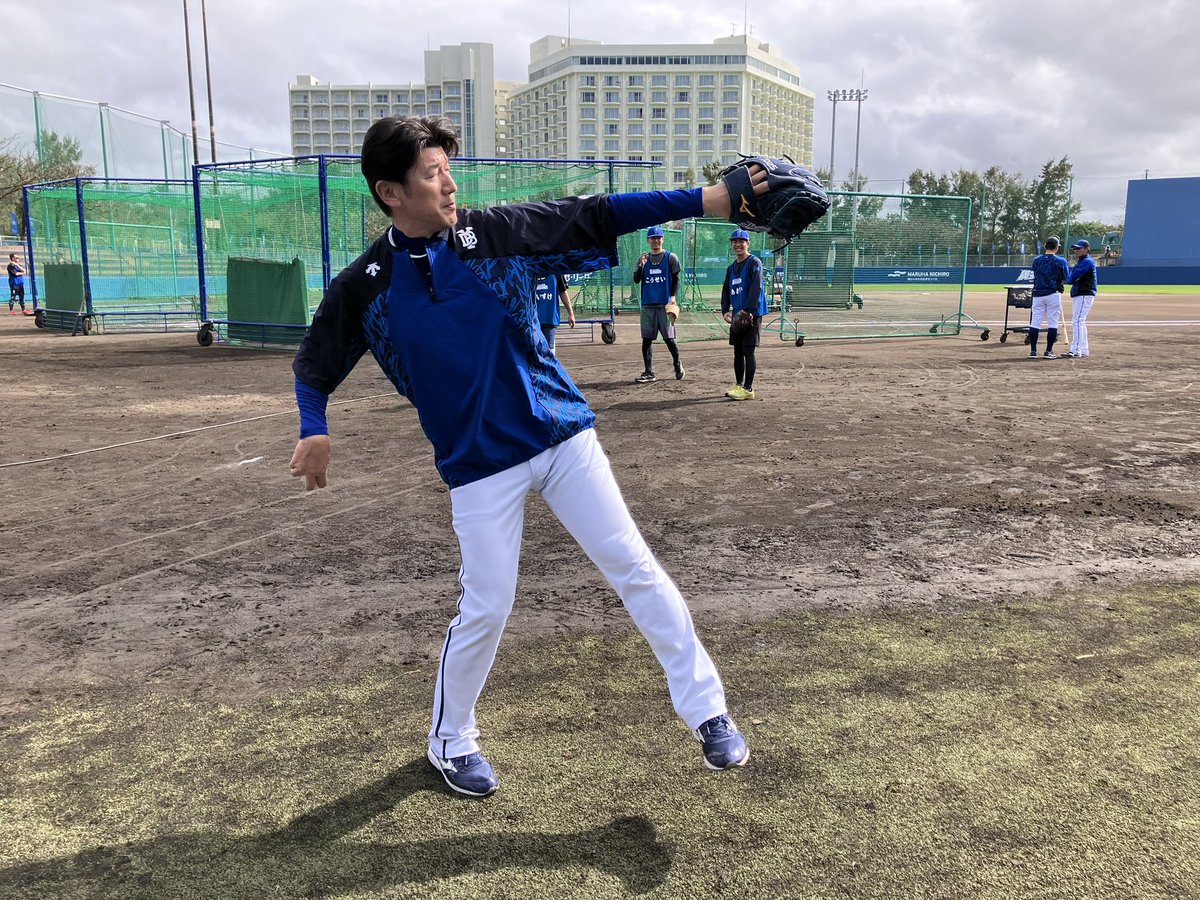 キャッチボールを始めたということは…？👀 #三浦大輔 監督 #宜野湾