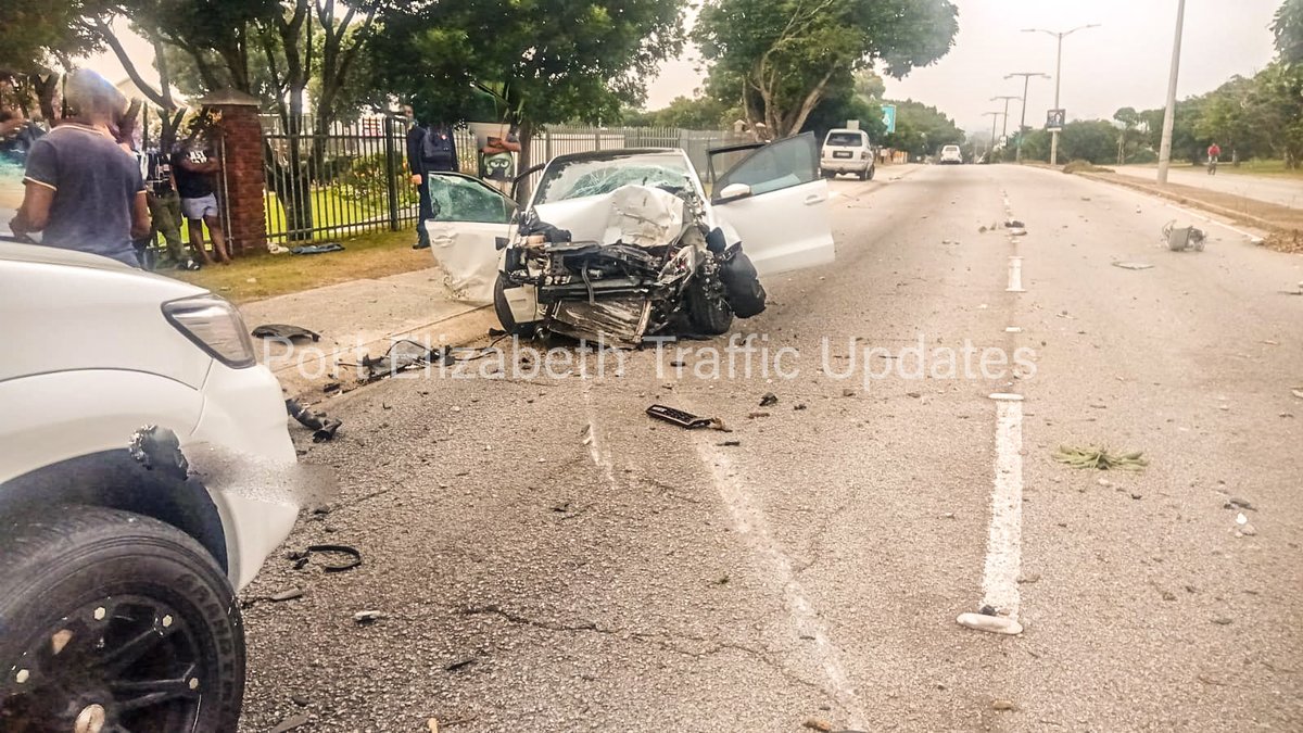 trafficupdatePE's tweet image. Target Kloof Port Elizabeth @AlgoaFMNews @bayfmofficial @GardmedPE @AlgoaFM @_ArriveAlive @FatalMoves @FmLuister @EP_Media24 @JanineCLee @jour_maine @SAPoliceService @RAF_SA