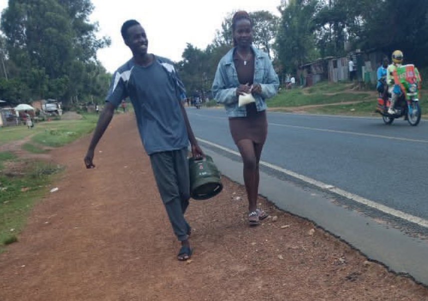 RaymondMukazika's tweet image. Imagine carrying all this gas cylinder just for a hug🤣🤣