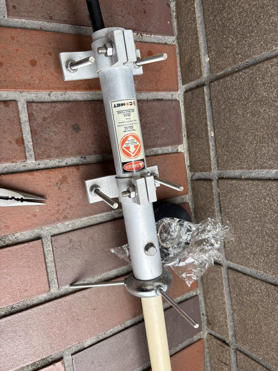 Works39's tweet photo. さて、第二弾を屋根にあげよう。
片方は新品。
1200MHz は、以前使っていたやつ。
#OHM2243VB
#GP21 https://t.co/nQ5HnzwiwD