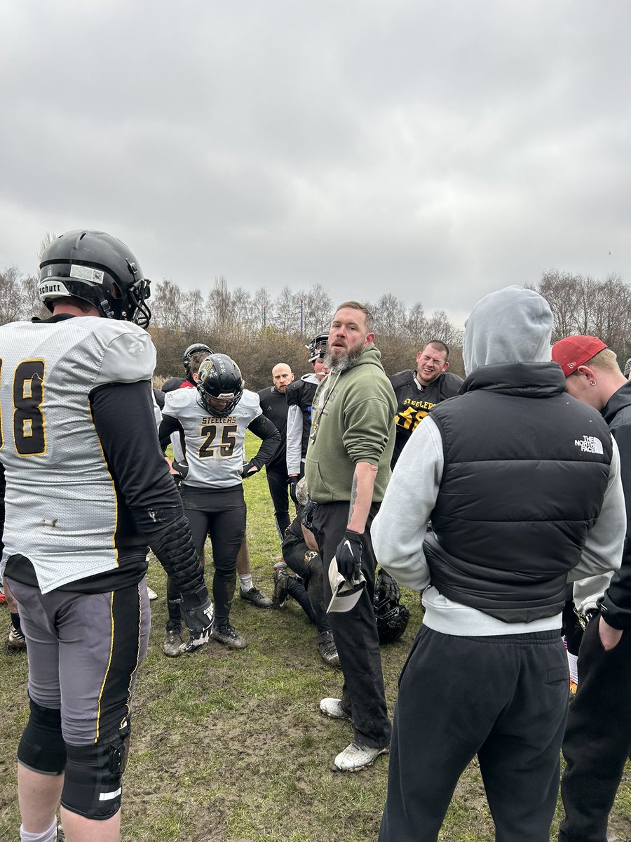 coachDbutler's tweet photo. @SandwellSteeler Hc @CoachMalbon breaks down Practice.. 2 weeks to Scrimmage 1 @ Hereford ⚫️⚒️🔴 https://t.co/FlfayQe9E9