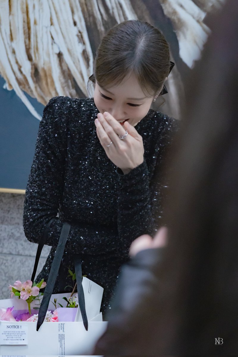 250215 
군포 뮤지컬 스토리 콘서트 퇴근길

#유리아

평생을 웃게해줄게🩷