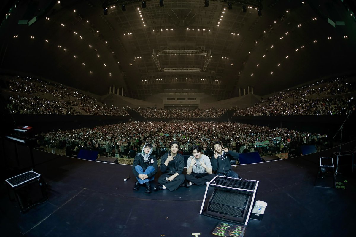 skz___12's tweet photo. ポップアップ行って、治一郎買って帰宅〜🚄
DAY6の余韻にまだまだ浸ってる…☺️💗
紙吹雪の嵐だったなぁ笑 https://t.co/UQNlKC9IF6