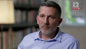 Malbrunot's tweet photo. Otages-Hamas. Un négociateur israélien parle. L'Etat hébreu a manqué à deux reprises en 2024 l'occasion de signer un accord pour la libération d'otages à Gaza, affirme un ancien négociateur israélien dans un entretien diffusé samedi soir, auquel le gouvernement a aussitôt opposé un démenti (AFP). Ce n'est probablement que le début des révélations sur le drame du 7 octobre et de la suite, mais M. Netanyahou fera tout pour les contrer.

"A mes yeux, on a manqué deux occasions de signer un accord (...) en mars et en juillet" 2024, a déclaré à la chaîne 12 de la télévision israélienne le général de brigade de réserve Oren Setter, ancien membre de l'équipe de négociations pour la libération des otages.

Dans cet entretien exclusif, le premier d'un négociateur israélien, M. Setter, qui a démissionné en octobre, affirme qu'Israël "n'a pas fait tout ce qu'il pouvait pour ramener le plus vite possible" les otages.

Les "affirmations [de M. Setter] selon lesquelles un accord aurait pu être atteint plus tôt sont dépourvues de tout fondement", a réagi dans un communiqué le bureau du Premier ministre.