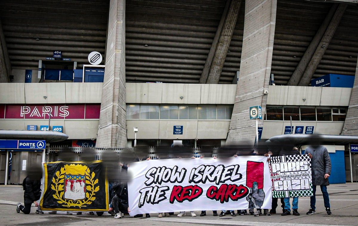 NCCeltic's tweet image. Porte 411 ultras of Paris Saint-Germain are banned from the stadium but still taking a stand.