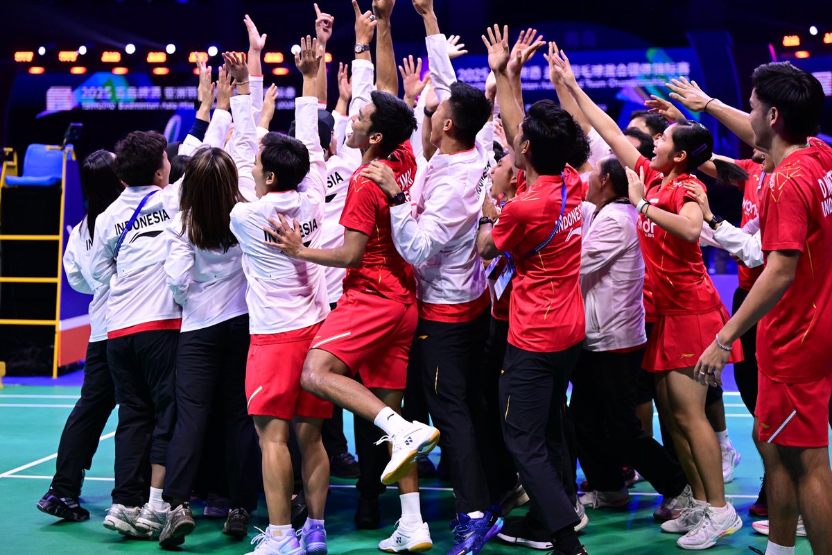 CGTNSportsScene's tweet photo. 🏆Champions' Mood🥳

🇮🇩Indonesia celebrated their first-ever Badminton Asia Mixed Team Championships title🎉

#BAMTC2025 @BadmintonTalk https://t.co/anQSqY2HEs