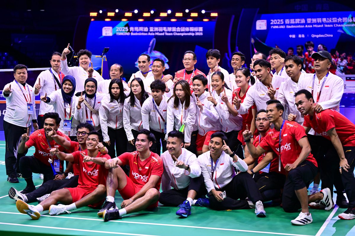 CGTNSportsScene's tweet photo. 🏆Champions' Mood🥳

🇮🇩Indonesia celebrated their first-ever Badminton Asia Mixed Team Championships title🎉

#BAMTC2025 @BadmintonTalk https://t.co/anQSqY2HEs