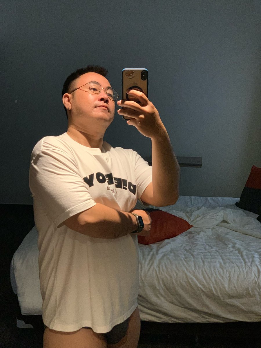 ชอบให้ลูบหัวกับตบหน้าเบาๆ จังเลยแฮะ 
ไม่งั้นก็ช่วยเอานิ้วสอดเข้ามาให้ปากก็ได้ชอบมาก เขินนน😚