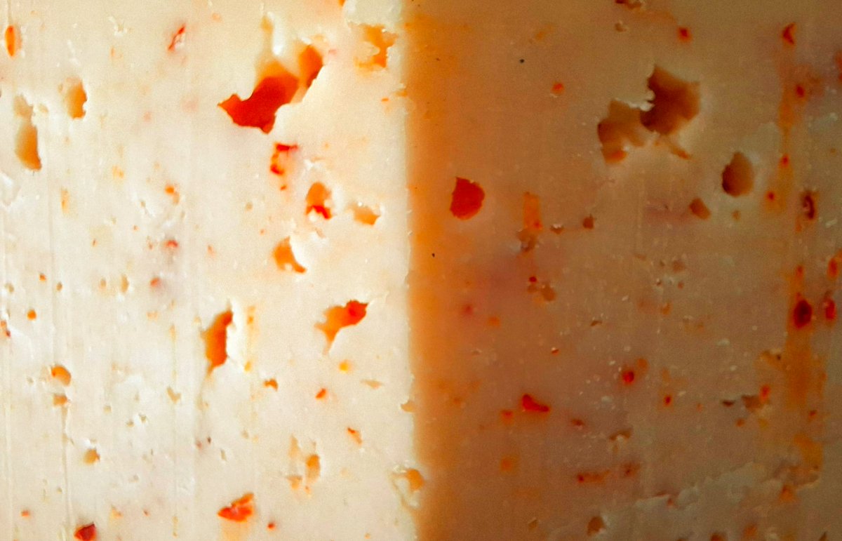 CasaTomillo's tweet photo. Hoy os traemos un queso  especial, curado de oveja con cayena, con el sabor del buen queso 🧀 y el picante justo de la cayena 🌶️.

😃¡Sorprendente!

#quesomanchego #quesoartesano #productosmanchegos #mercadocentralvalencia #casatomillo
#VillaresdelSaz 
#Cuenca https://t.co/a2jyXOsqrJ