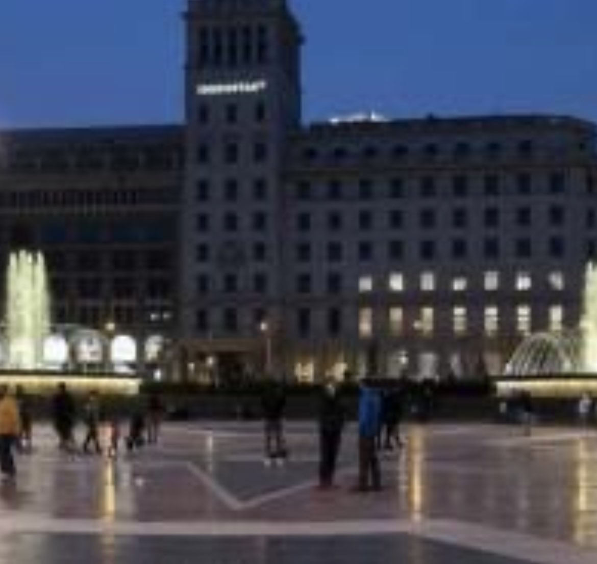2 magrebíes asaltan sobre las 10 de la noche a un menor de 17 años en la Plaza de Cataluña de Barcelona y lo apuñalan en el estómago
El brutal apuñalamiento llevado a cabo por estas dos hienas,han hecho que el menor esté grave en el Hospital del Mar
…Cuanto más vamos a aguantar?