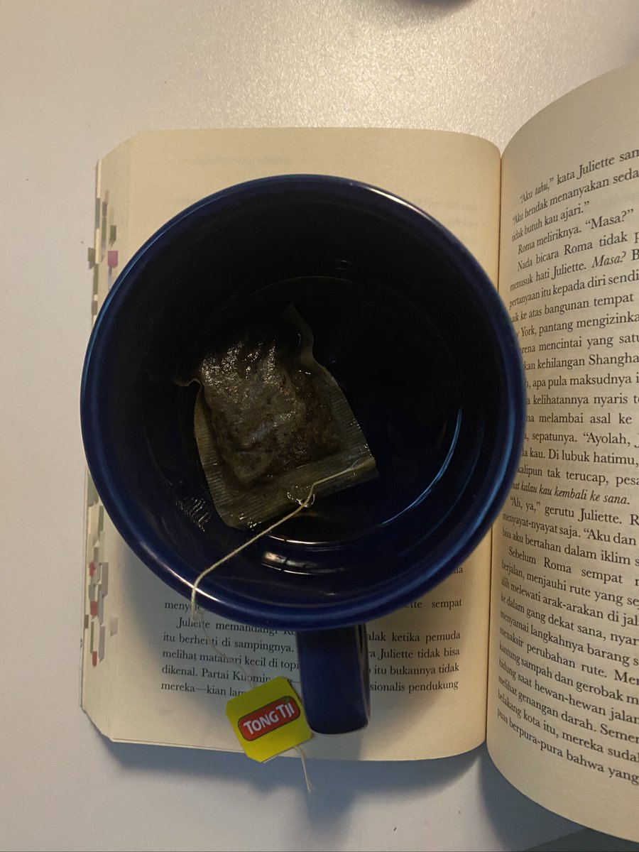 soliloku's tweet photo. Book and tea. https://t.co/E35x2HlJZ4