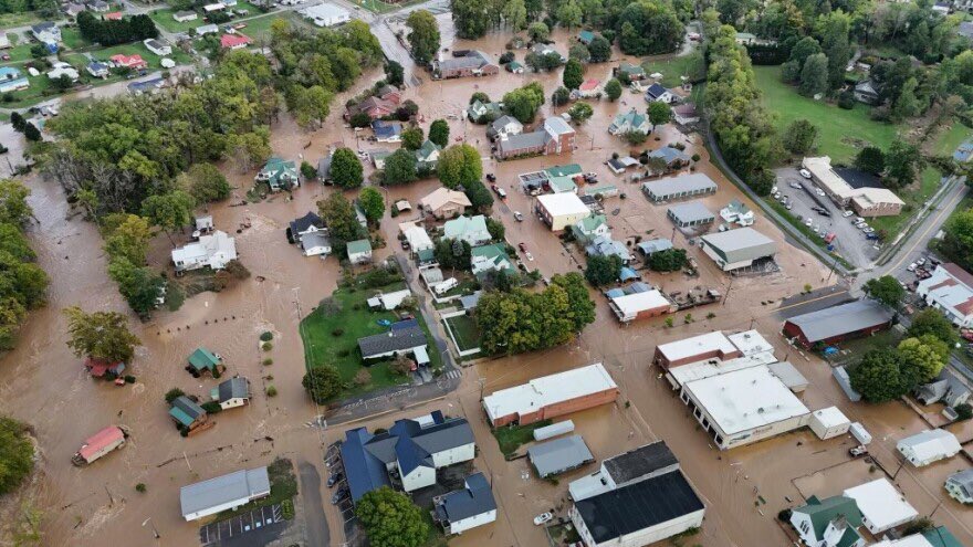 #FlashFlood in #Virginia, #Kentucky after strong storm. #Hurley underwater. 1 dead. Evacuation orders. Damages. State of emergency declared in West Virginia. #ClimateChange amplifies storms as warmer air holds more moisture. Yet, USA has climate-denier president. #ClimateCrisis