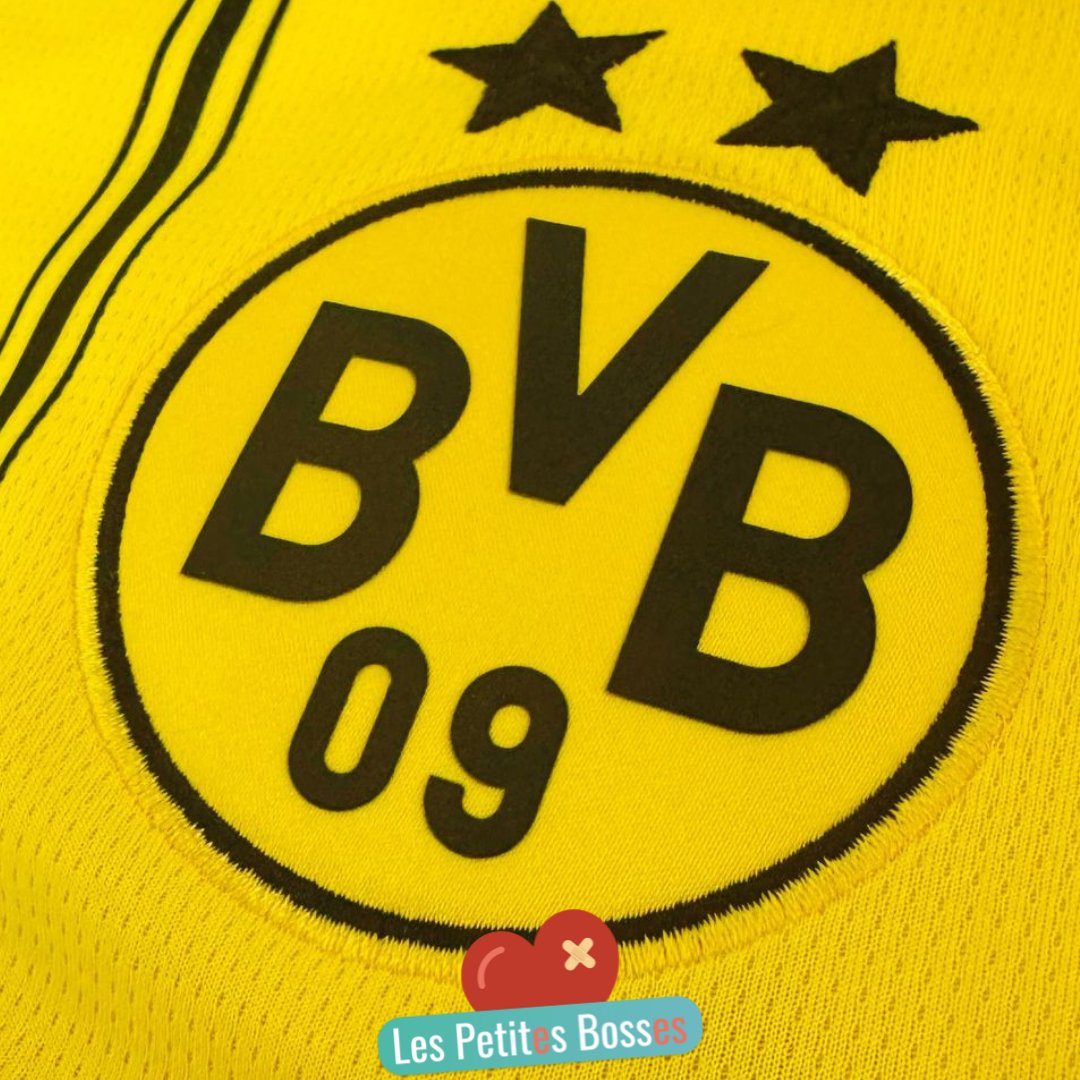 👕 Afin de soutenir notre association qui accompagne des enfants en situation de handicap, nous organisons plusieurs ventes de maillots signés, sous forme de tombola !

🇩🇪 Nous commençons aujourd'hui avec ce maillot du Borussia Dortmund signé par les joueurs de l'effectif.

⬇️